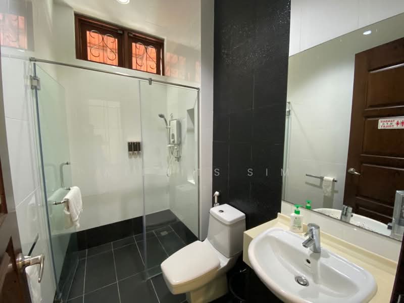 Bungalow for Rent in Batu Ferringhi (Penang) - Welwits Sim - Bathroom - PropertyGuru.com.my