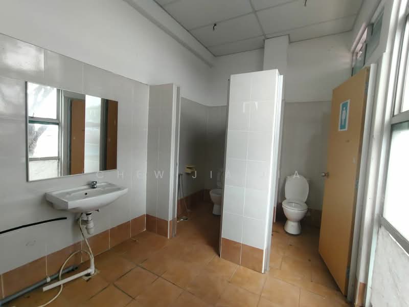Cluster Factory for Rent in Kawasan Perindustrian Mount Austin (Tebrau) - Chew Jia Jia - Bathroom - PropertyGuru.com.my