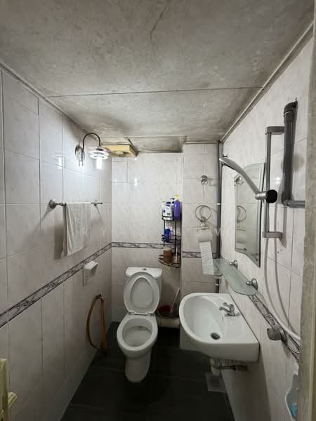 Rumah Bandar untuk Disewa di Taman Lagenda Mas (Cheras) - Ryan Low - Bathroom - PropertyGuru.com.my