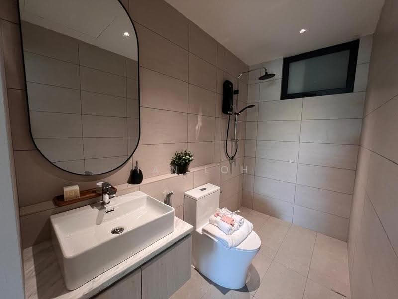 Service Residence for Sale at Alora Residences @ Avenue 25 Subang Jaya - Ian Loh - Bathroom - PropertyGuru.com.my