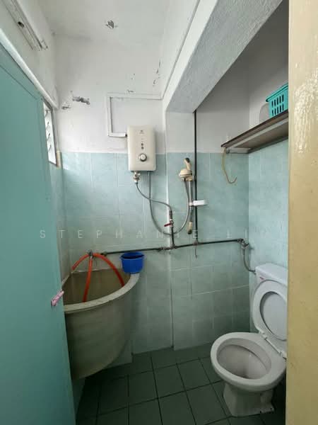 Rumah Flat untuk Disewa di Farlim 4 - Stephanie Lim - Bathroom - PropertyGuru.com.my