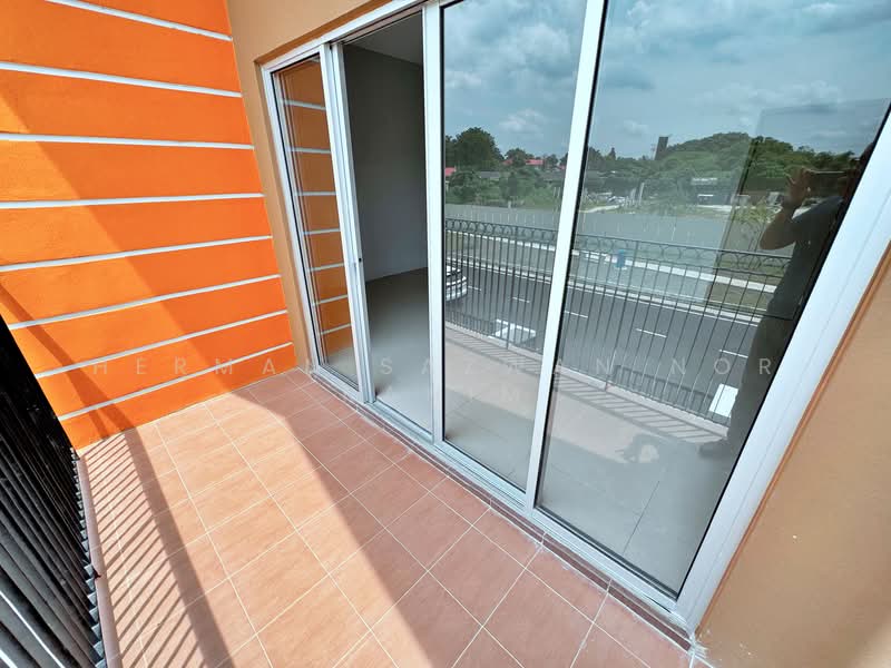 Rumah Teres untuk Dijual di Kampung Selangor Dredging (Dengkil) - Herman Sazwan Nor Rahim - Balcony - PropertyGuru.com.my
