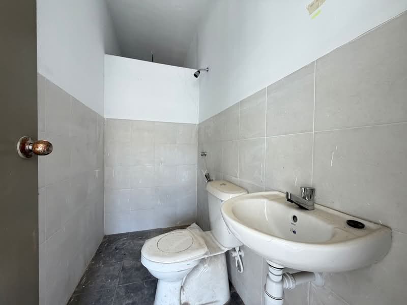 2.5-storey Terraced House for Sale in Taman Kundang Jaya (Rawang) - Tiffany Yang - Bathroom - PropertyGuru.com.my