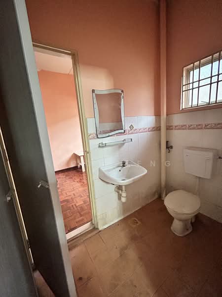 Terraced House for Sale in Seksyen 32, Kemuning Green Ville (Shah Alam) - Nicole Eng - Bathroom - PropertyGuru.com.my