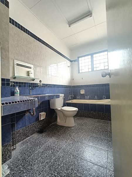 Semi-Detached House for Sale in Bandar Tasik Kesuma (Beranang) - Azira Ahmad - Bathroom - PropertyGuru.com.my