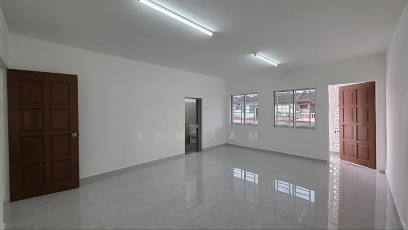 2-storey Terraced House for Sale in Pekan Razaki (Ipoh) - Sam Lam - Living Room - PropertyGuru.com.my