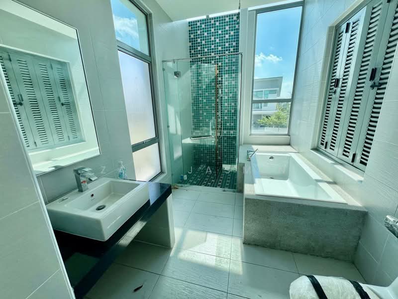 Rumah Banglo untuk Dijual di Kota Seriemas (Nilai) - Zaty Jasmin - Bathroom - PropertyGuru.com.my