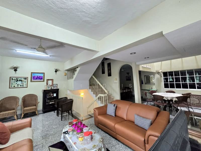 Rumah Teres 2.5 Tingkat untuk Dijual di Seksyen 17 (Petaling Jaya) - Ali Idris - Living Room - PropertyGuru.com.my