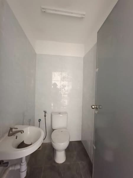 Factory for Rent in Taman Perindustrian Desa Plentong (Masai) - Jemie . - Bathroom - PropertyGuru.com.my