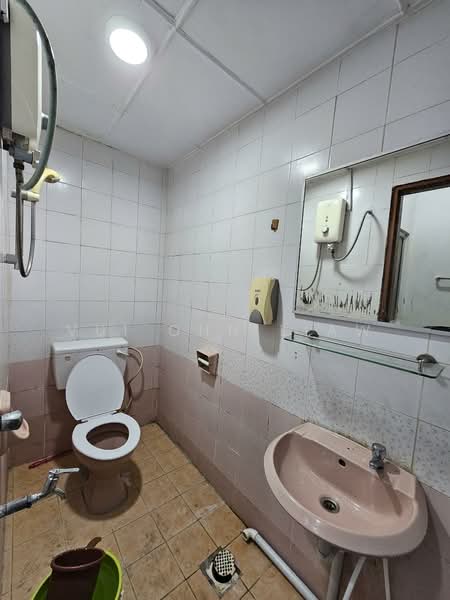 Apartment for Rent at Api Api Apartment - Vui Onn Liaw - Bathroom - PropertyGuru.com.my