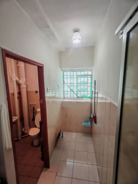 Pangsapuri untuk Dijual di Sri Impian Apartment - Eve Ong - Bathroom - PropertyGuru.com.my