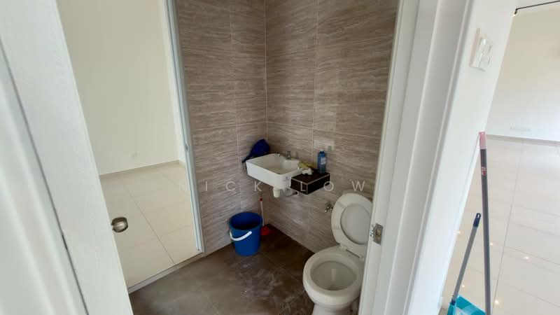 Rumah Teres 2 Tingkat untuk Disewa di Taman Sutera Utama (Skudai) - Nick Low - Bathroom - PropertyGuru.com.my