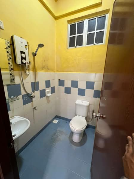 Pangsapuri untuk Dijual di Impian Senibong Apartment - Calley Chin - Bathroom - PropertyGuru.com.my