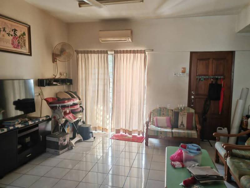2-storey Terraced House for Sale in Taman Bukit Serdang (Seri Kembangan) - Nicholas Lew - Living Room - PropertyGuru.com.my