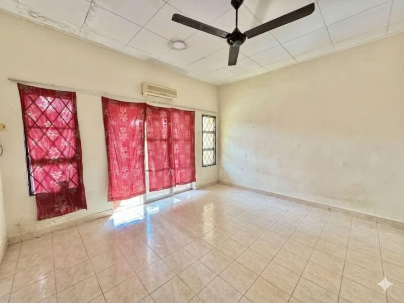 Rumah Teres 2 Tingkat untuk Dijual di Bukit Jelutong (Shah Alam) - Nadia Shukri - Living Room - PropertyGuru.com.my