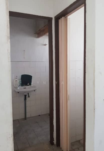 Shop / Office for Sale in Indera Mahkota 2 (Kuantan) - Jyn Yap - Bathroom - PropertyGuru.com.my