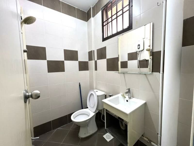 Pangsapuri untuk Dijual di Villa Bestari Apartment - Eva Siow - Bathroom - PropertyGuru.com.my