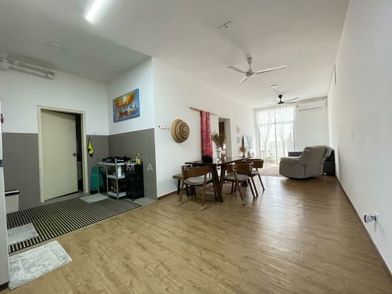 Kondominium untuk Dijual di Lakefront Homes - Mark Lee - Living Room - PropertyGuru.com.my