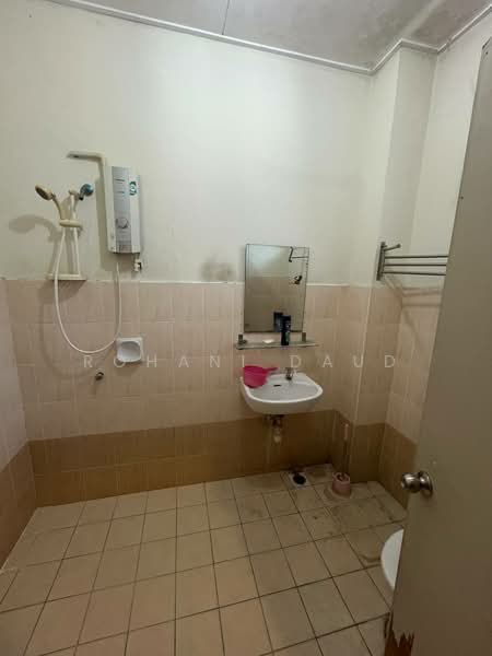 Rumah Teres 2 Tingkat untuk Dijual di Taman Universiti (Bangi) - Rohani Daud - Bathroom - PropertyGuru.com.my