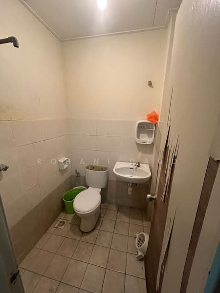 Rumah Teres 2 Tingkat untuk Dijual di Taman Universiti (Bangi) - Rohani Daud - Bathroom - PropertyGuru.com.my