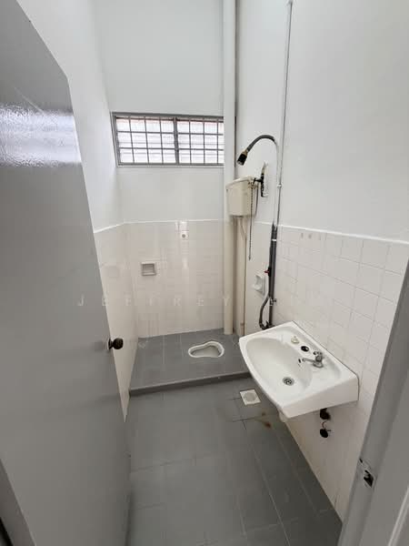 Rumah Teres untuk Dijual di Taman Rinting (Masai) - Jeffrey Lim - Bathroom - PropertyGuru.com.my