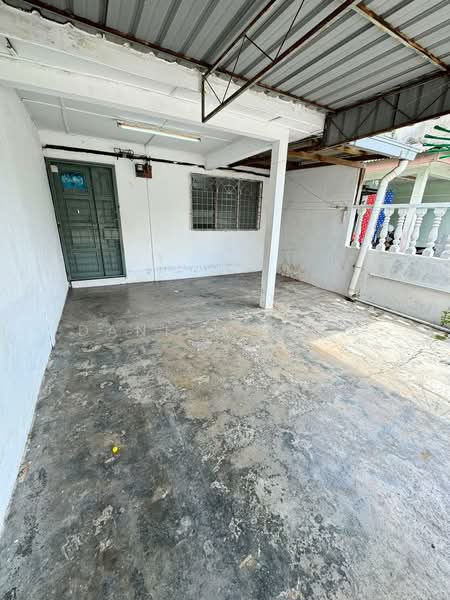 Rumah Teres 2 Tingkat untuk Dijual di Taman Sri Jaya (Kluang) - Daniel Yong - Exterior - PropertyGuru.com.my