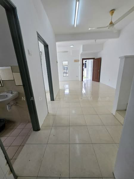 Rumah Kluster untuk Dijual di Sungai Buloh (Selangor) - Nadrah Omar - Corridor - PropertyGuru.com.my