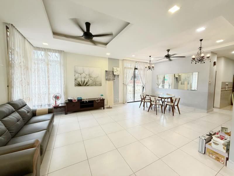 Cluster House for Sale in Taman Seri Austin (Tebrau) - Wong Yi Xin - Living Room - PropertyGuru.com.my