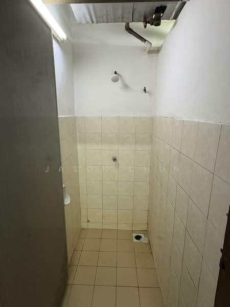 Pangsapuri untuk Dijual di Pangsapuri Putra Raya - Jason Chun - Bathroom - PropertyGuru.com.my