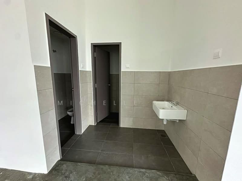 Kilang untuk Disewa di Taman Perindustrian Air Hitam (Klang) - Michelle Tee - Bathroom - PropertyGuru.com.my