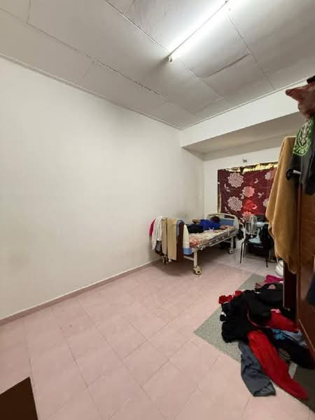 Rumah Teres 1 Tingkat untuk Dijual di Taman Rinting (Masai) - Wong Yi Xin - Bedroom - PropertyGuru.com.my