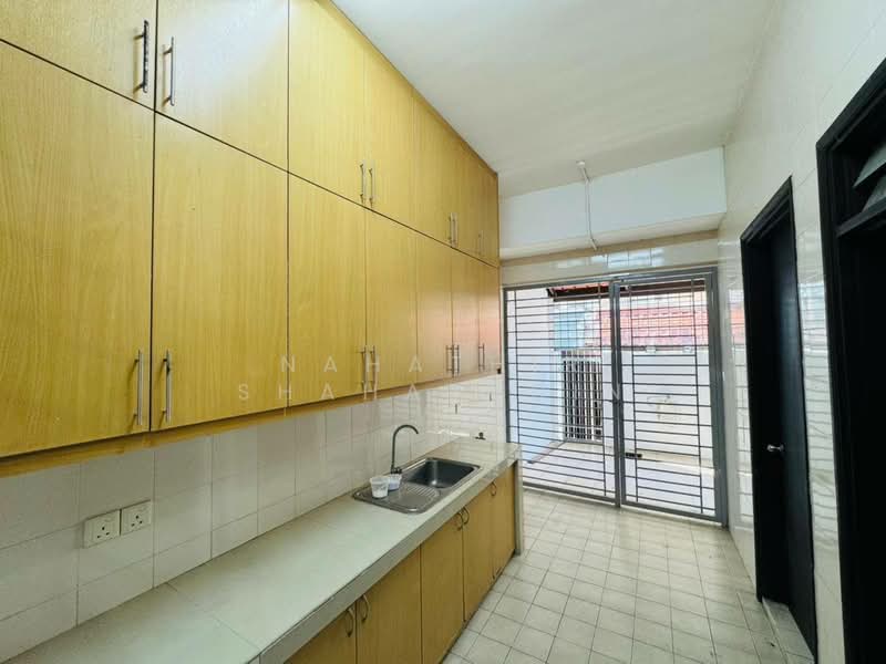2-storey Terraced House for Sale in Bukit Jelutong (Shah Alam) - Nahathir Shahabudin - Kitchen - PropertyGuru.com.my