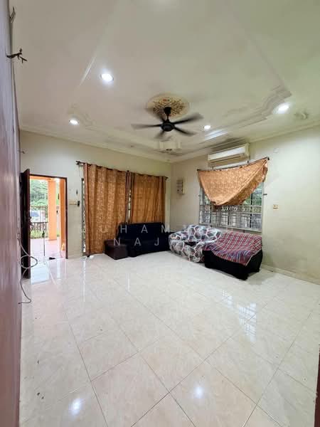 Rumah Banglo untuk Dijual di Kampung Mak Chili (Cukai) - Muhammad Najmi - Living Room - PropertyGuru.com.my
