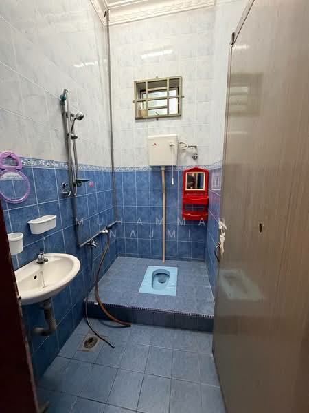 Rumah Banglo untuk Dijual di Kampung Mak Chili (Cukai) - Muhammad Najmi - Bathroom - PropertyGuru.com.my