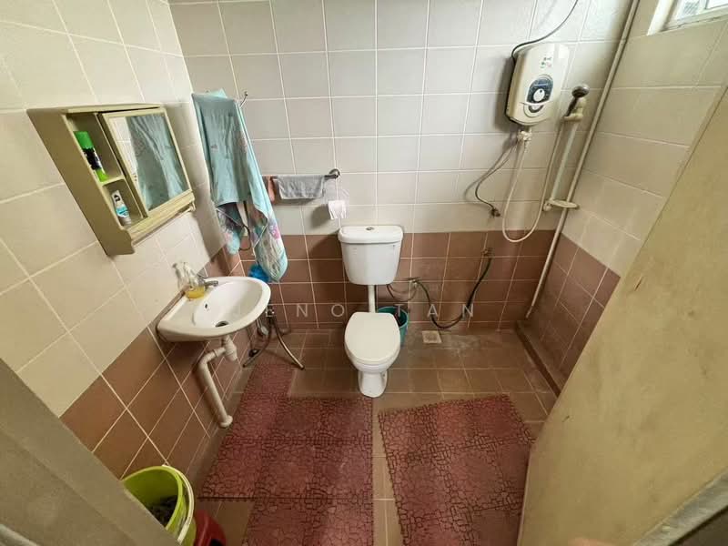 Apartment for Sale at Uni Square - Jeno Tan - Bathroom - PropertyGuru.com.my