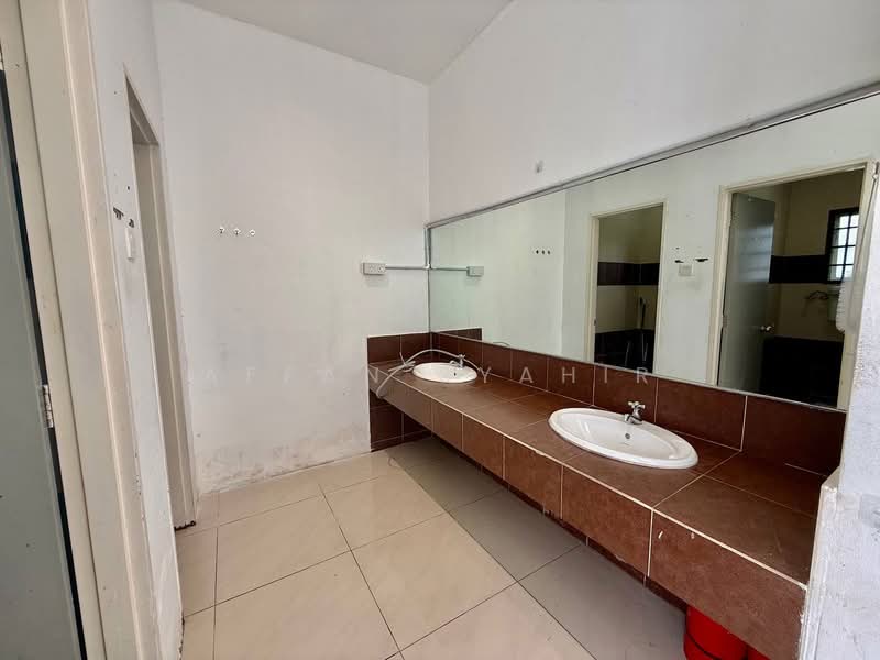 Pejabat untuk Dijual di Bandar Baru Bangi (Selangor) - Affan Syahir - Bathroom - PropertyGuru.com.my
