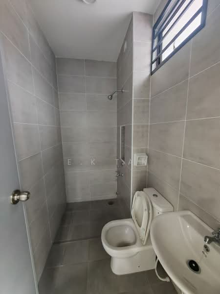 Rumah Teres untuk Disewa di Taman Mutiara Rini (Skudai) - E.K Tan - Bathroom - PropertyGuru.com.my
