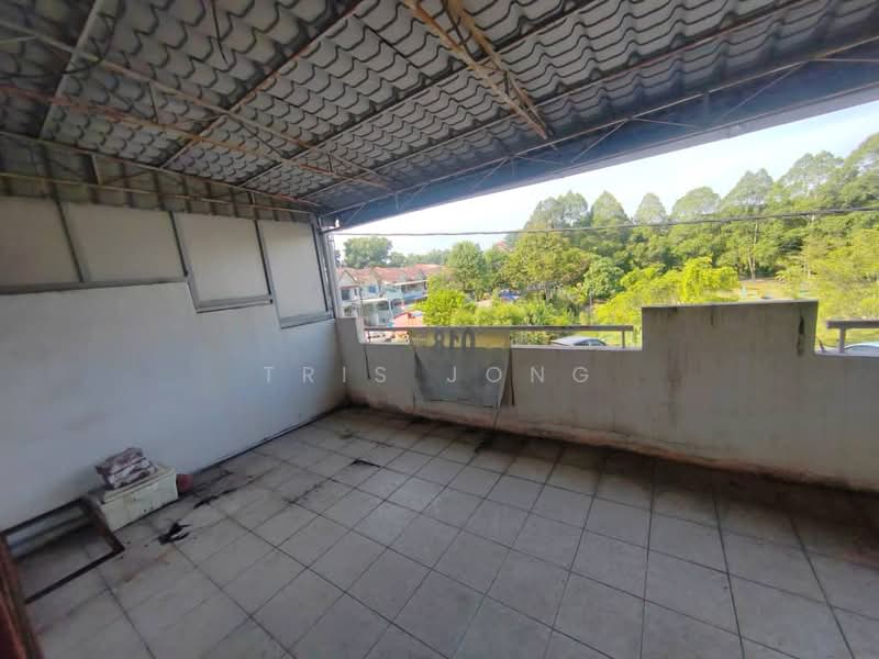 Rumah Bandar untuk Dijual di Rawang Putra (Rawang) - Tris Jong - Balcony - PropertyGuru.com.my