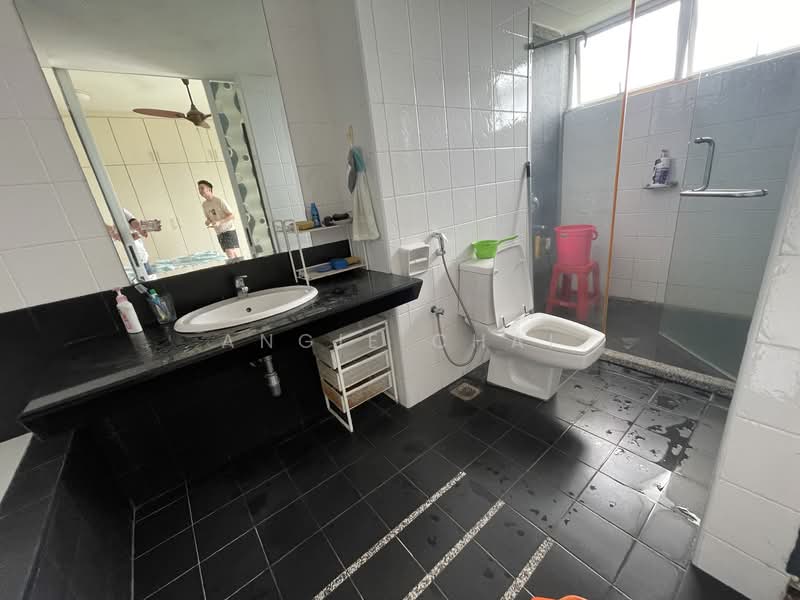 Kondominium untuk Dijual di The Plaza Condominium - Angie Chai - Bathroom - PropertyGuru.com.my