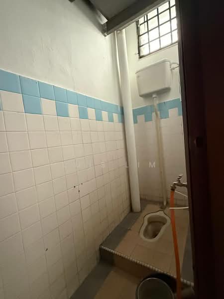 Shop for Rent in Taman Molek (Johor Bahru) - Luis Lim - Bathroom - PropertyGuru.com.my