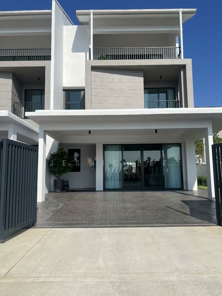3-storey Terraced House for Sale in Seksyen U15 (Shah Alam) - Jessie Lee - Exterior - PropertyGuru.com.my