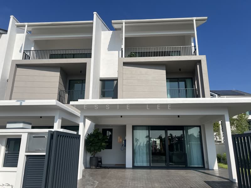 3-storey Terraced House for Sale in Seksyen U15 (Shah Alam) - Jessie Lee - Exterior - PropertyGuru.com.my