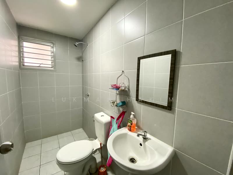 Pangsapuri untuk Dijual di Kemuning Idaman - Lukman Hakim - Bathroom - PropertyGuru.com.my
