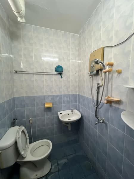 Pangsapuri untuk Dijual di Permai Lake View Apartment - Sam . - Bathroom - PropertyGuru.com.my