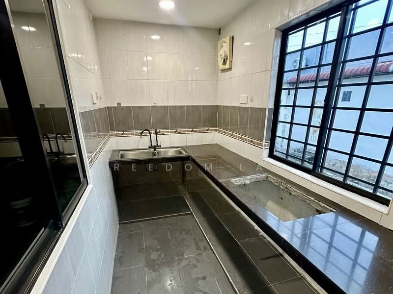 1-storey Terraced House for Sale in Taman Ungku Tun Aminah (Skudai) - Freedom Lam - Kitchen - PropertyGuru.com.my