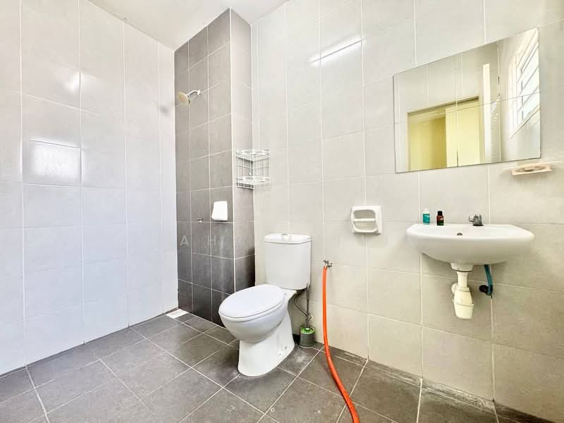 Semi-Detached House for Sale in Bandar Saujana Putra (Tanjong Duabelas) - Syahrim Naim - Bathroom - PropertyGuru.com.my