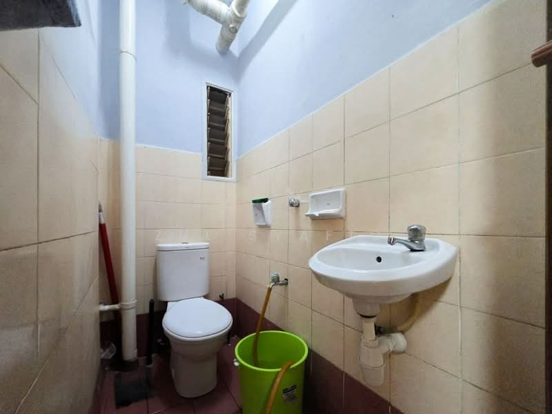Pangsapuri untuk Dijual di Sri Gotong Apartment - Zul Syafiq - Bathroom - PropertyGuru.com.my