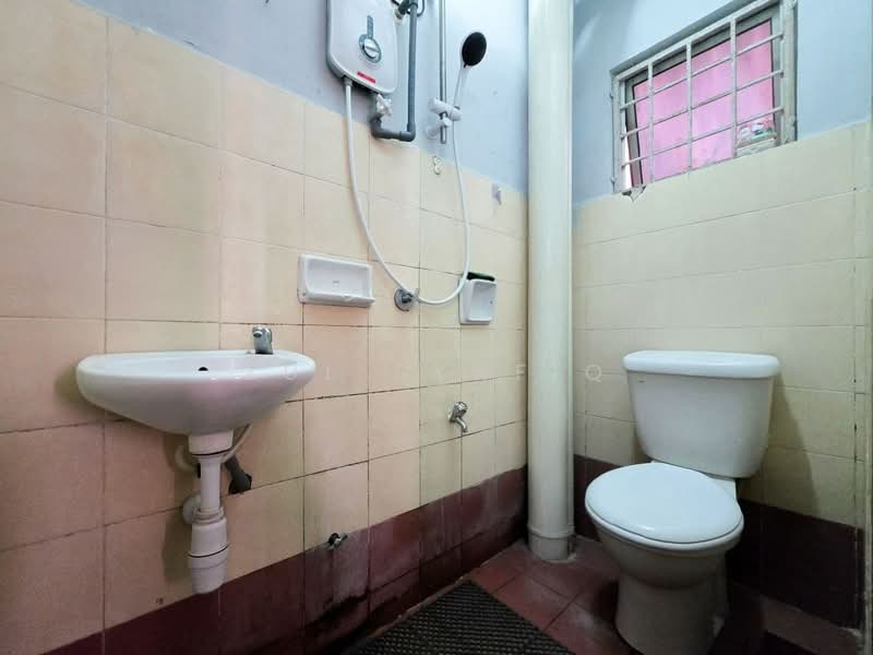 Pangsapuri untuk Dijual di Sri Gotong Apartment - Zul Syafiq - Bathroom - PropertyGuru.com.my