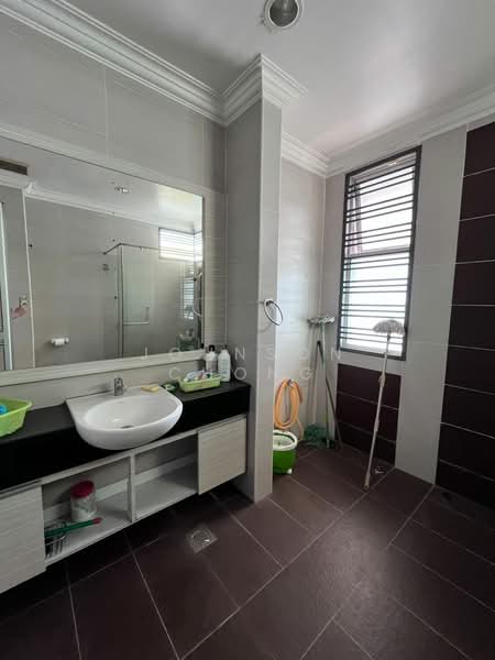 Semi-Detached House for Sale in Taman Gaya (Ulu Tiram) - Johnson Chong - Bathroom - PropertyGuru.com.my
