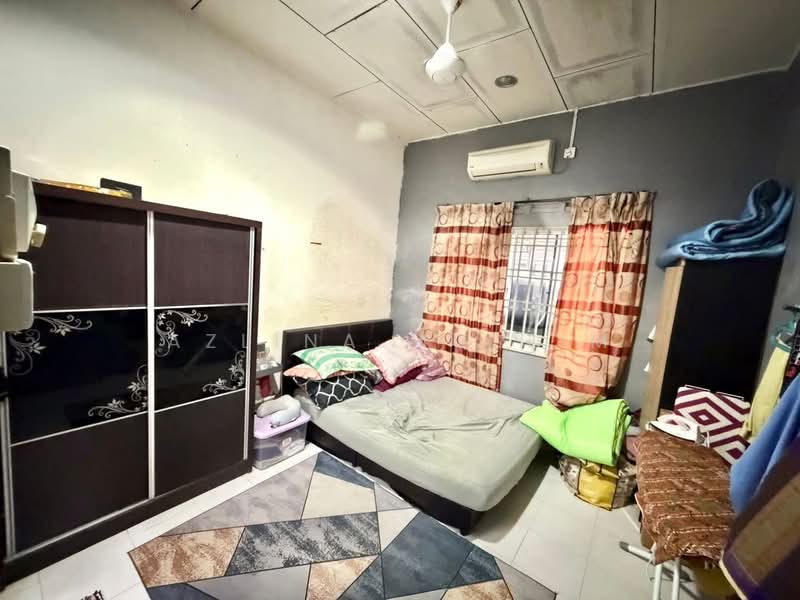 1-storey Terraced House for Sale in Taman Rengit Indah (Rengit) - Azlina Muslim - Bedroom - PropertyGuru.com.my